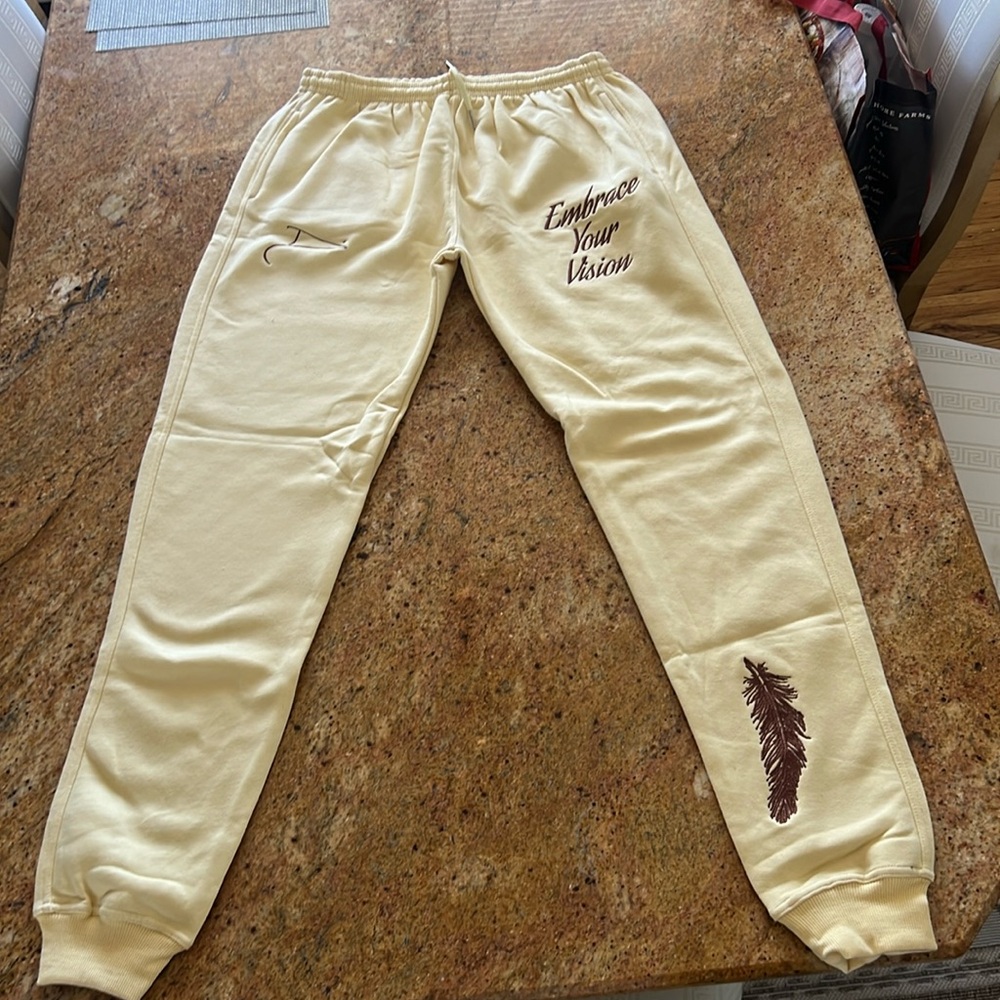 D'Vion ‘Embrace Your Vision’ sweatpants
